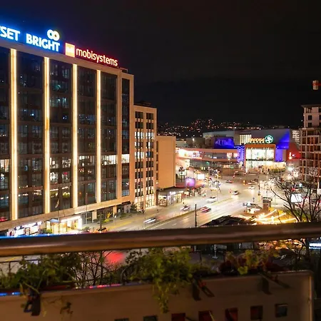 Cozy With Mountain View & Parking *